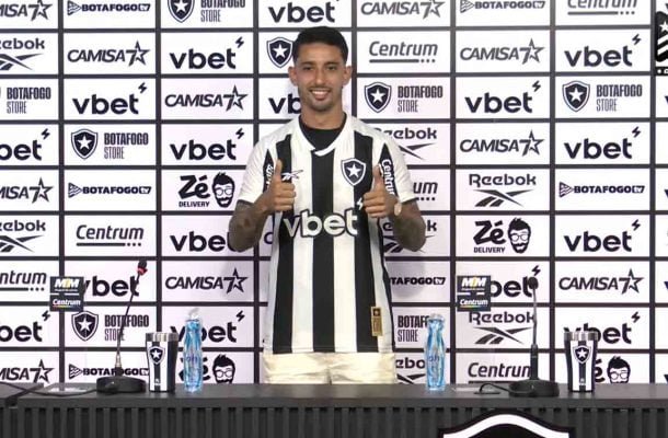 SANTI - Mostrou que pode ser útil nas bolas paradas. Mas precisa de muito mais minutagem - NOTA: 5,5 - Foto: Vitor Silva/Botafogo 