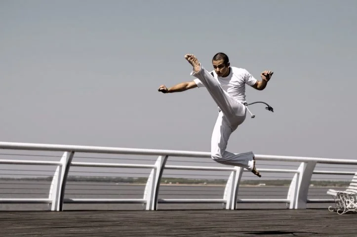 A prática da capoeira exige muito vigor físico.  O jogo provoca o aumento da frequência cardíaca, o desenvolvimento da força muscular e a queima de gordura. Proporciona maior flexibilidade e resistência física. -imagem de Nico Mac por Pixabay 
