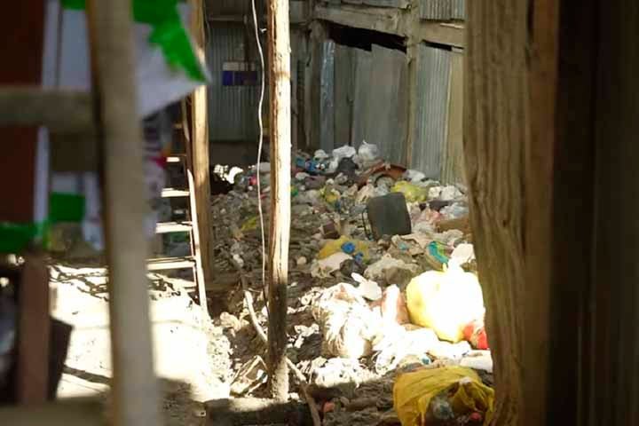 Sem sistema de coleta pública de lixo e saneamento básico, a cidade é bastante suja e se tornou um ambiente insalubre, com todo tipo de dejeto jogado pelas ruas.