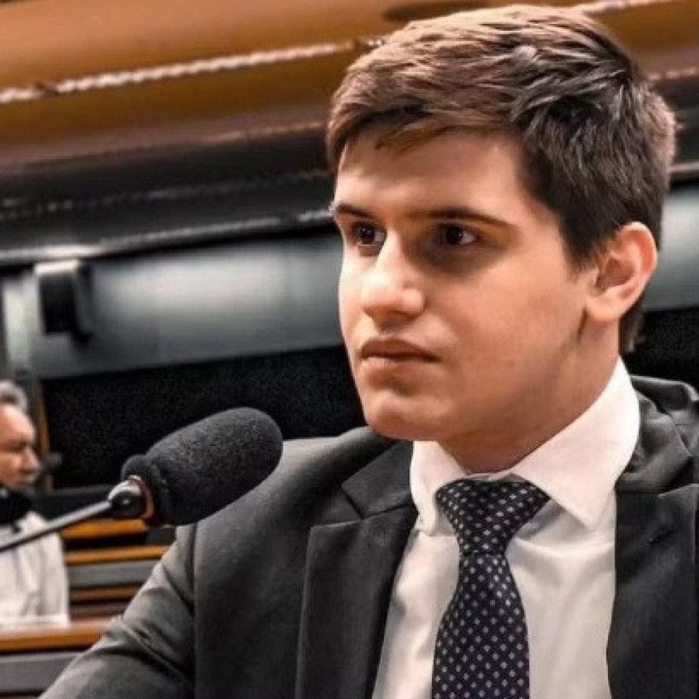 Lucas Pavanato xinga Caetano Veloso, e cantor processa deputado eleito