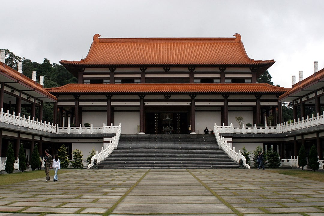 O Brasil abriga a maior colônia de japoneses e descendentes fora do Japão, mas essa comunidade nipônica , em sua maioria, é católica. O Censo mostrou que o país tem 245 mil budistas. Na foto, o Templo Budista da cidade de Cotia (SP). -ana paula hirama wikimedia commons 