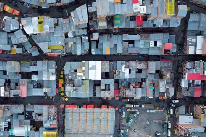 A maioria das casas na cidade é improvisada, feita de metal ondulado e madeira, enquanto algumas foram construídas com tijolos e blocos de concreto.