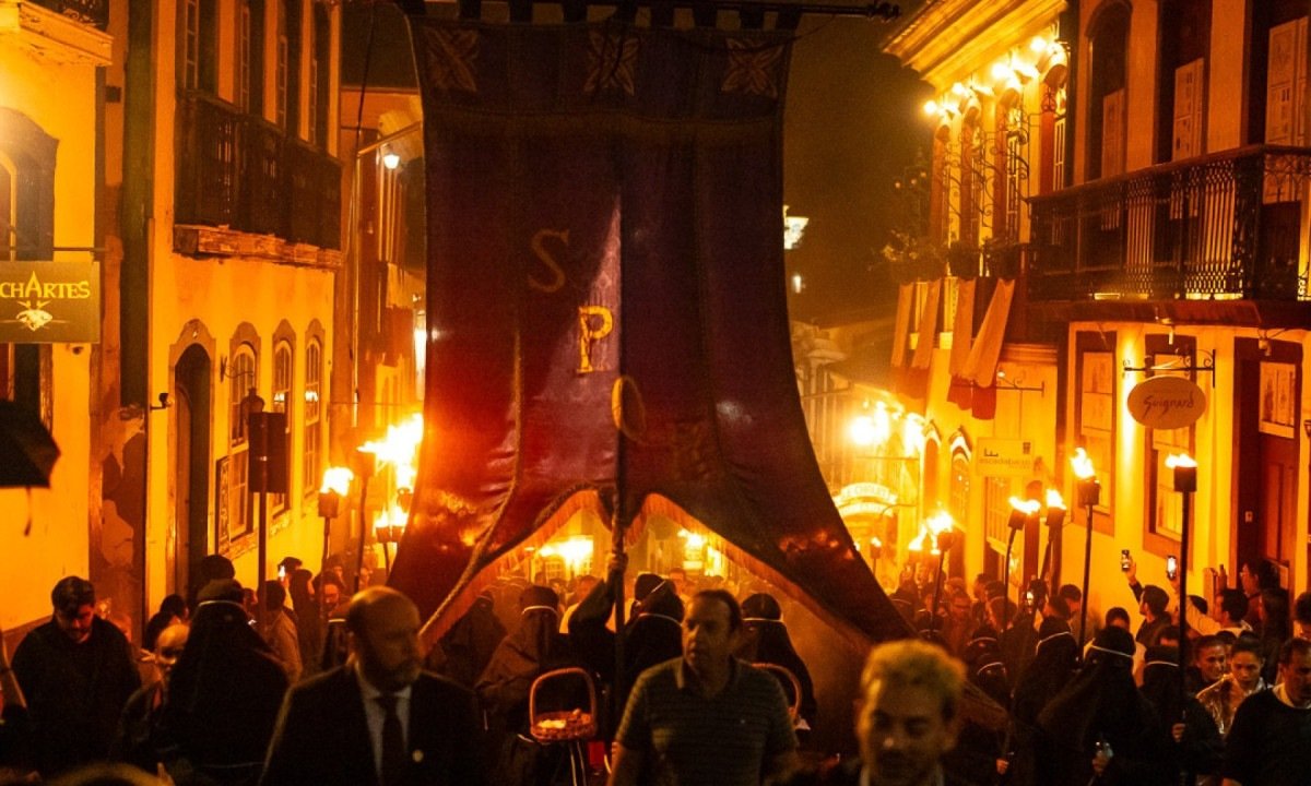 Prociss&atilde;o do Fogar&eacute;u resgata tradi&ccedil;&atilde;o que teve in&iacute;cio no s&eacute;culo 18