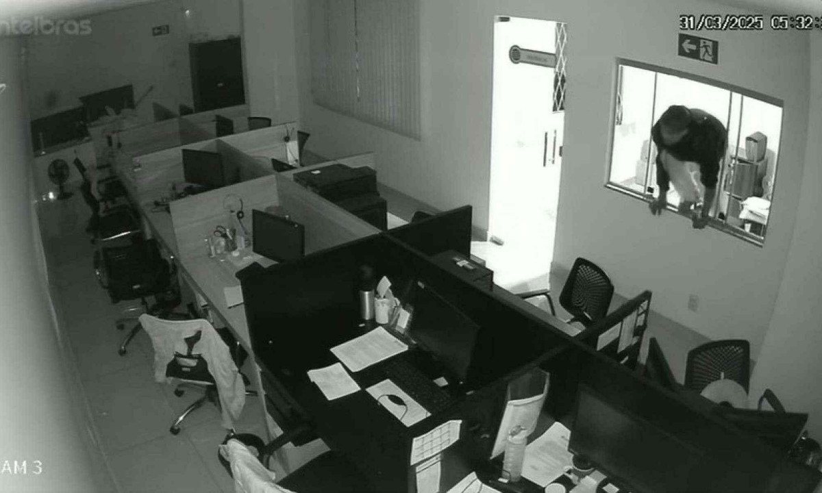 Imagens das câmeras de segurança mostram o suspeito revirando salas e gavetas em busca de objetos de valor em empresa de Contagem, na Grande BH -  (crédito: Arquivo pessoal/Divulgação)
