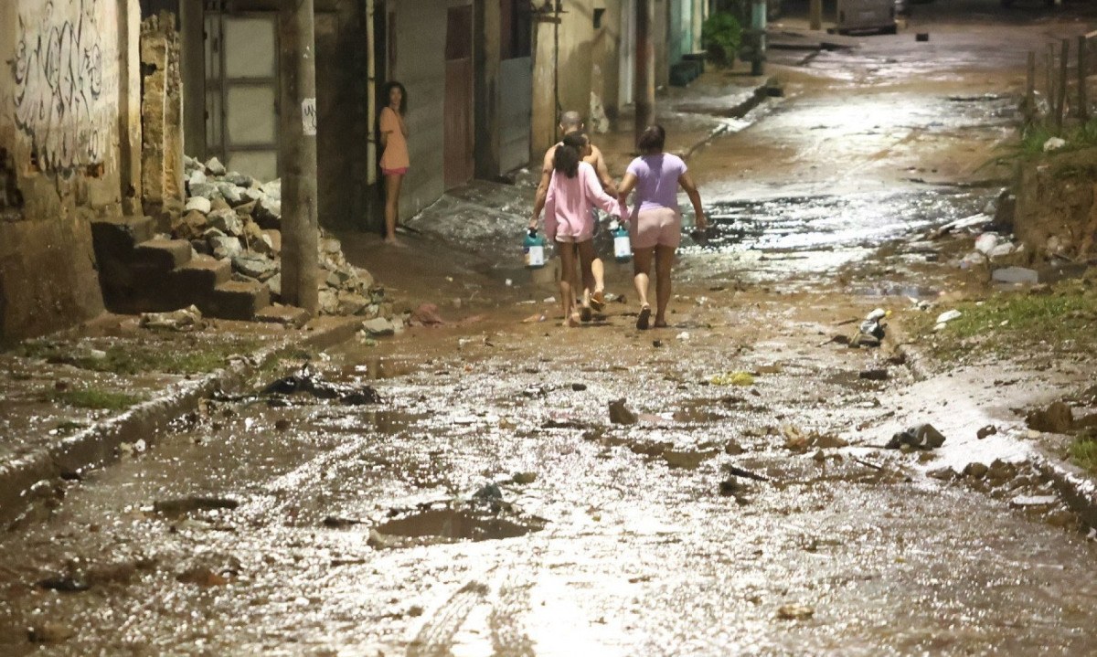 Quando a &amp;aacute;gua baixou, deixou rastro de lama nos locais atingidos -  (crédito: Marcos Vieira/EM/D.A.Press)