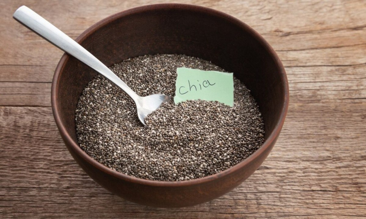 Com cerca de 5 gramas de proteína por colher de sopa, a chia auxilia no controle do colesterol -  (crédito: devmaryna/ FreePik)