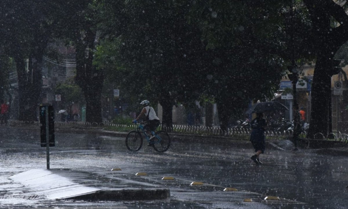 Diante a possibilidade de pancadas de chuva Defesa Civil recomenda que população evite áreas de inundação -  (crédito: Gladyston Rodrigues / EM / D.A Press)