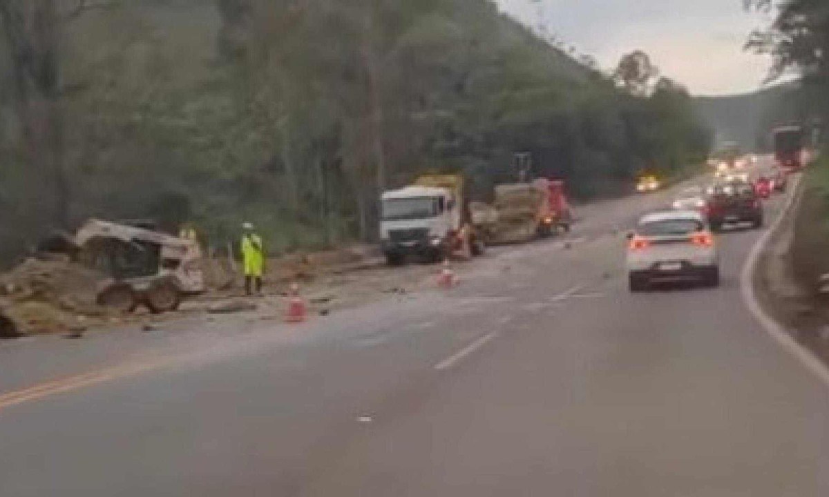 Apesar da interdição, fluxo é livre na BR-040, na altura de Itabirito -  (crédito: Redes Sociais)