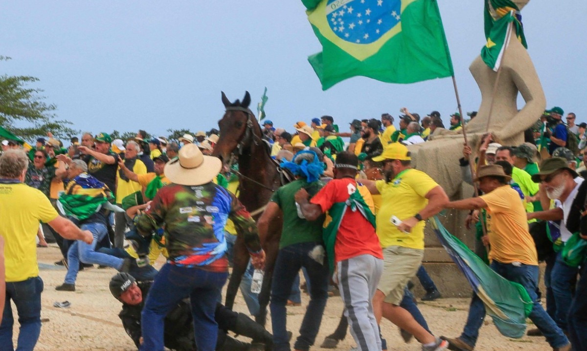 Ex-presidente Jair Bolsonaro vem buscando articular um Projeto de Lei para anistiar pessoas que depredaram sedes dos Três Poderes, agrediram policiais e pediram golpe de Estado -  (crédito: Sergio Lima / AFP)