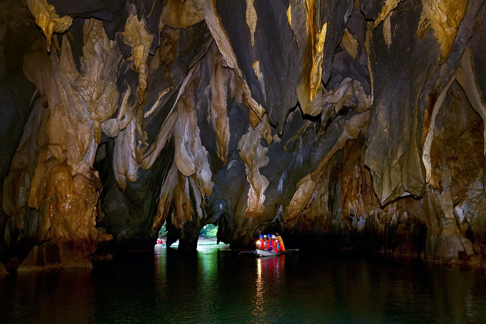 Suas águas são cristalinas e refletem as estalactites e estalagmites da caverna. 