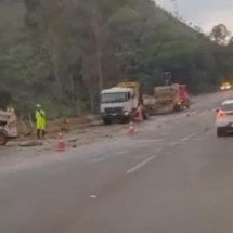 Caminhão com abacaxis tomba na BR-040 - Redes Sociais