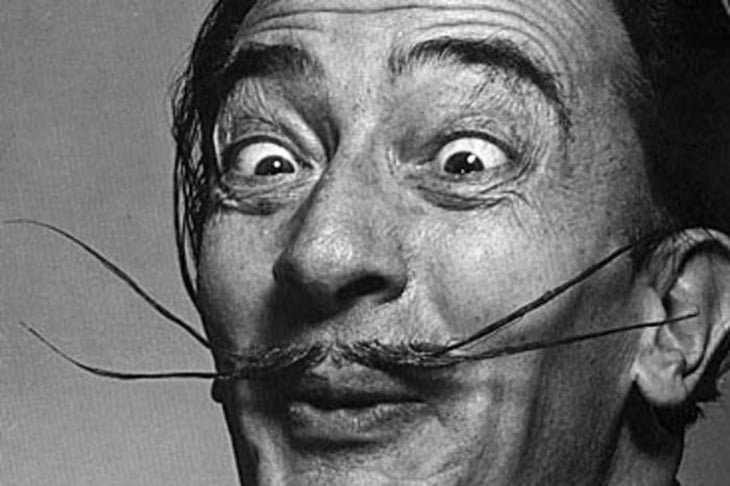 Dalí foi expulso da escola. Em sua autobiografia "A Vida Secreta de Salvador Dalí" (1942), o artista escreveu que foi expulso porque não se sentaria para os exames orais. “Sou infinitamente mais inteligente que esses três professores, portanto, recuso-me a ser examinado por eles", disse. 