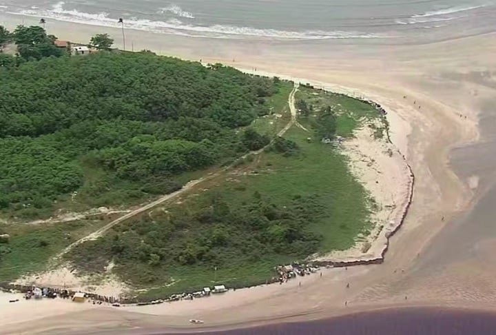 Tudo começou em 2022, quando a Agência Estadual de Meio Ambiente de Pernambuco (CPRH) autorizou a construção de um muro menor, com 250 metros, justificando que ele ajudaria a conter a erosão costeira.