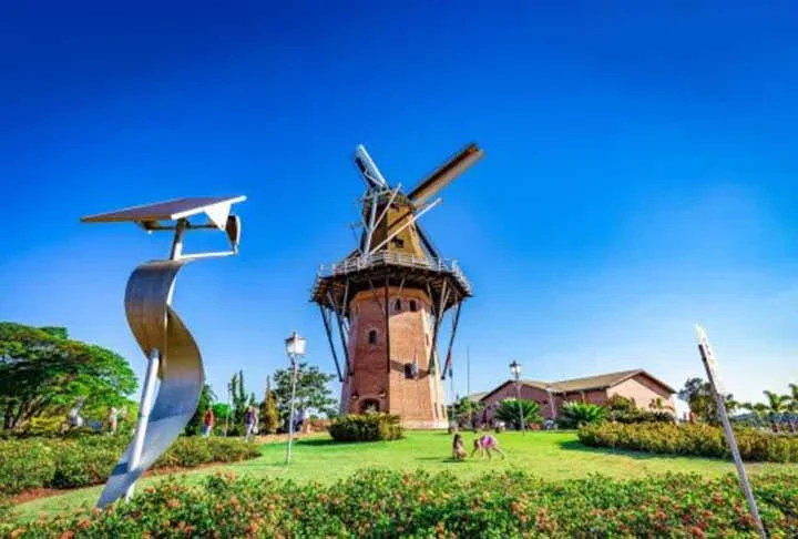 O Moinho dos Povos Unidos é o maior moinho típico de grãos da América Latina e foi construído em 2008 para celebrar o aniversário de 60 anos da imigração holandesa.