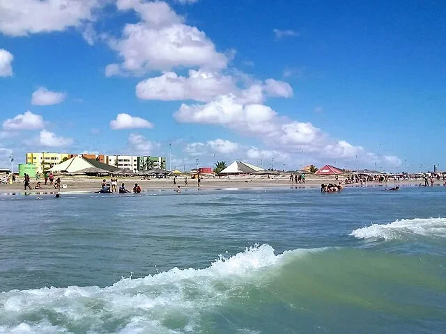  Uma das cidades costeiras mais procuradas no Piauí é Luís Correia, de 30 mil habitantes. Suas praias recebem muitos turistas e, nos meses de dezembro e janeiro, se tornam berçário de tartaruguinhas. -Moacir Ximenes - wikimedia commons