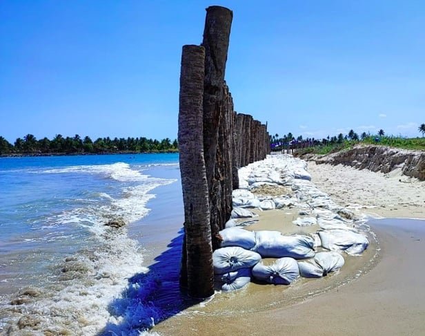 A situação se tornou ainda mais controversa porque o muro está restringindo o acesso de moradores e turistas a uma praia que sempre foi de uso público, o que também prejudica o trabalho de comerciantes que atuam no local.