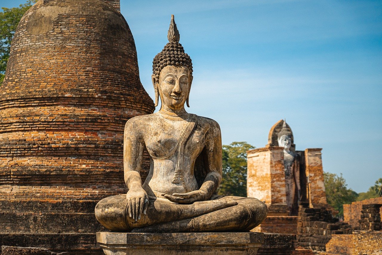As mãos de Buda carregam importante significado. Os cinco dedos estendidos na mão direita significam generosidade, moralidade, paciência, esforço e concentração. -qimono pixabay