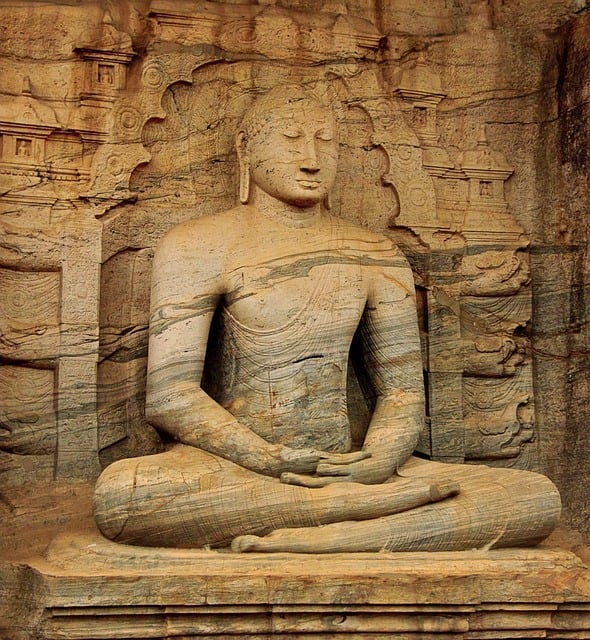 Quando as duas mãos estão pousadas no colo, a parte de trás da mão direita sobre a palma da mão esquerda, isso representa a meditação que leva à sabedoria. -suzy T pixabay