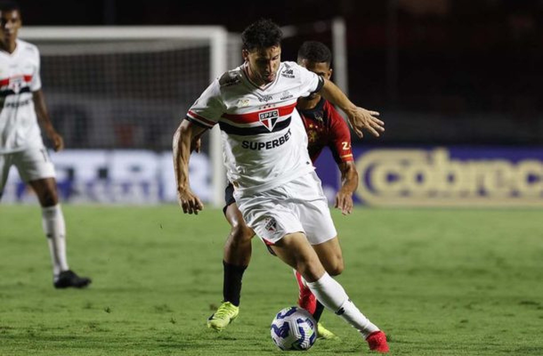 Calleri vê pressão e má fase aumentar, mas ganha respaldo de Zubeldía
