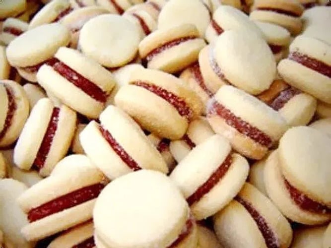 10. Casadinhos (nota 3,6): Comum em casamentos, o doce é muito popular no Brasil, porém recebeu a nota 3,6 de 5 e está entre os dez pratos mais mal avaliados do site. Com dois biscoitos assados, um de cada lado, são normalmente recheados de doce de leite ou goiabada e costumam fazer muito sucesso em solo brasileiro. 