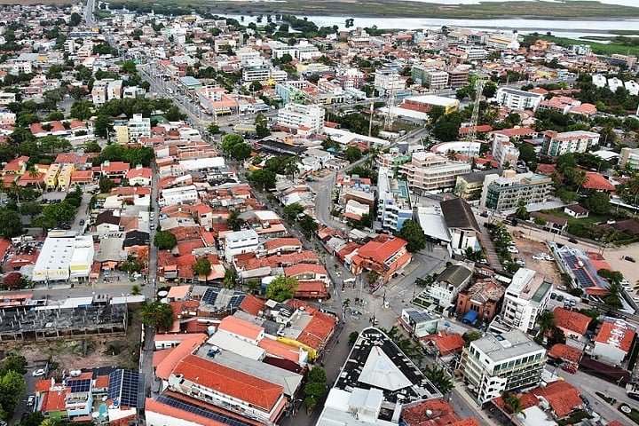 O município tem aproximadamente 98 mil habitantes e também oferece opções de ecoturismo e aventura, como trilhas, passeios de buggy e mergulho.
