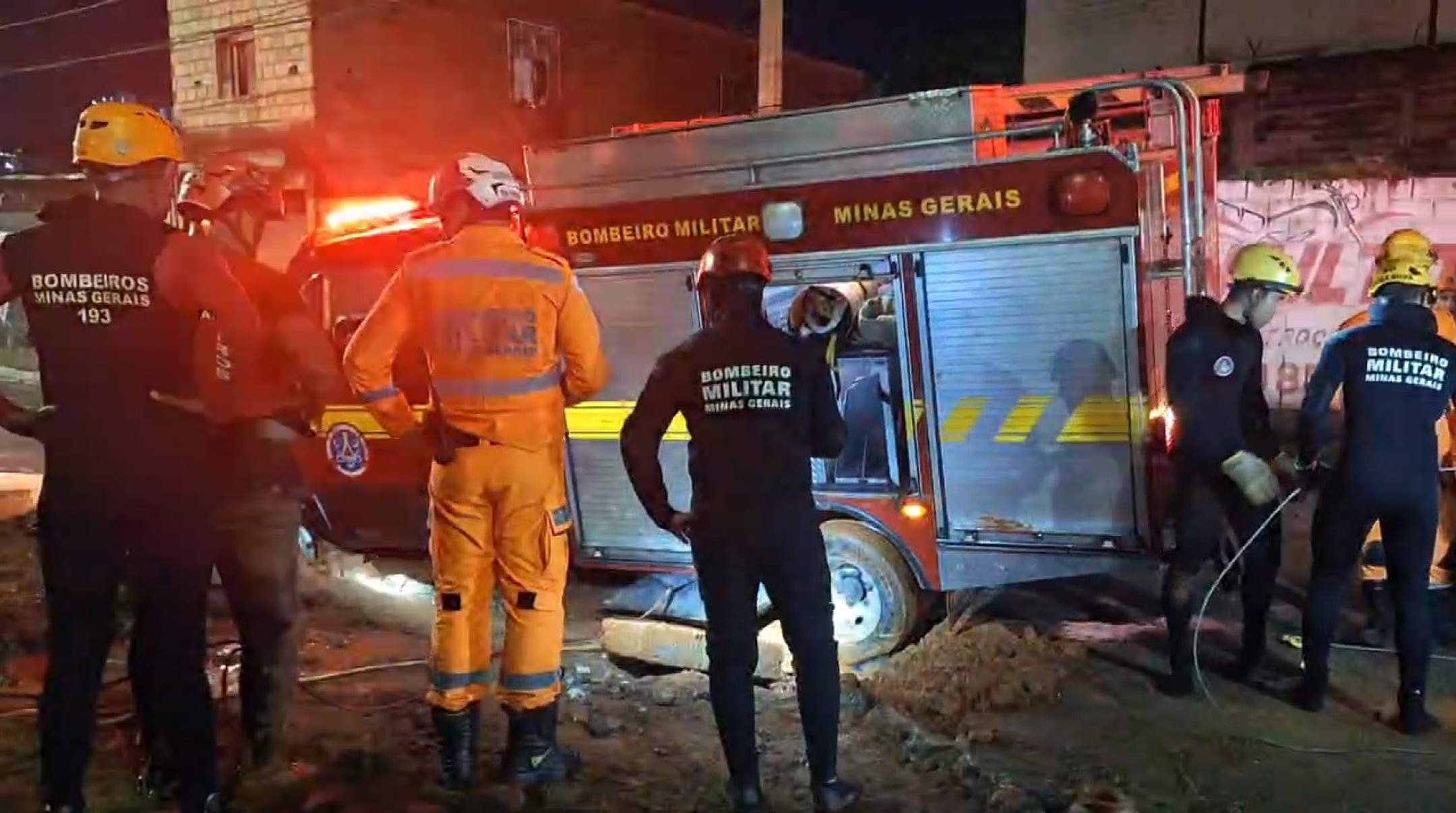 Caminhão do Corpo de Bombeiros ficou atolado em local de enchente em Contagem, na Grande BH