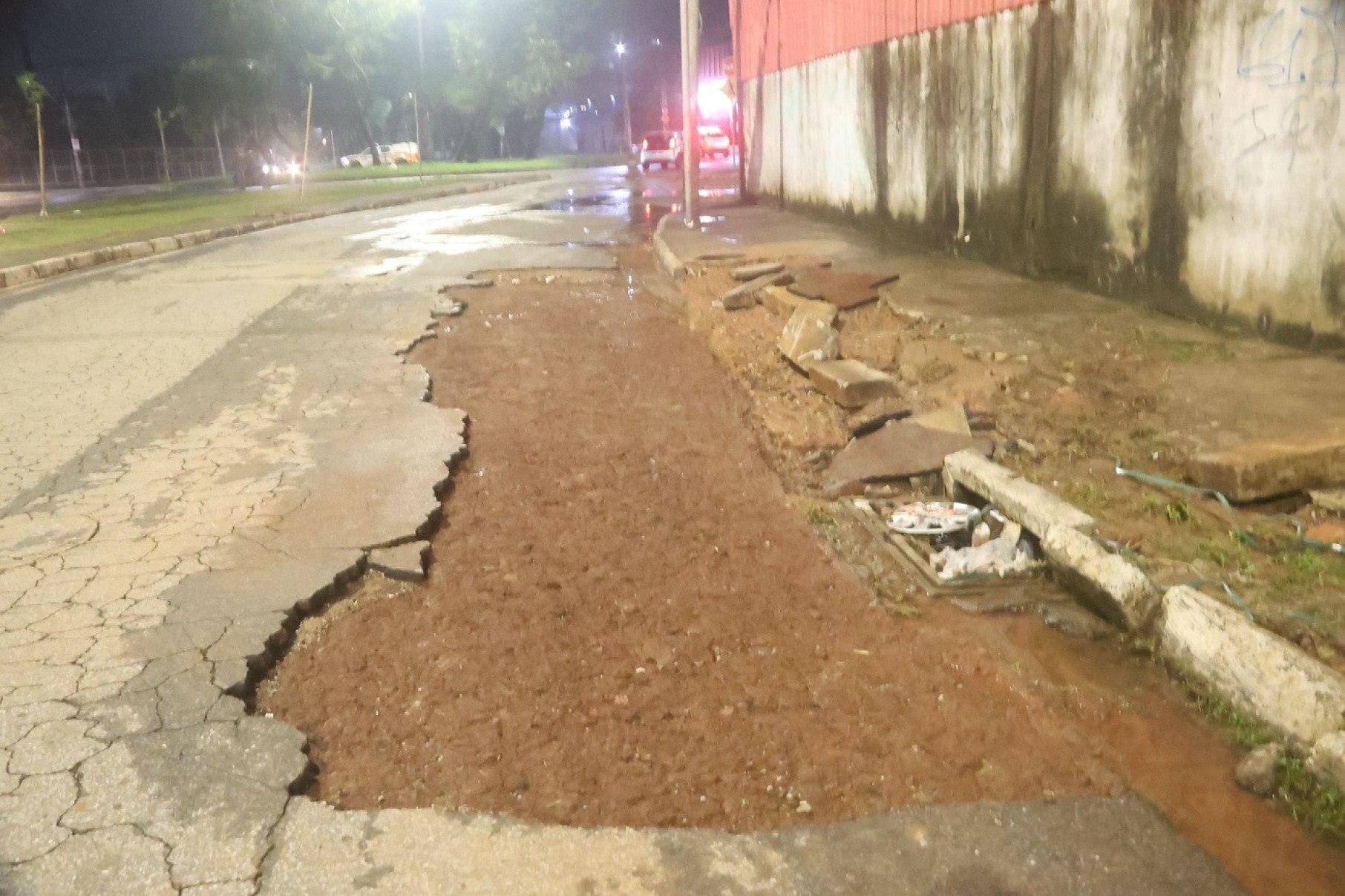 Asfalto da Avenida Francisco Firmo de Matos foi arrancado pela força da água