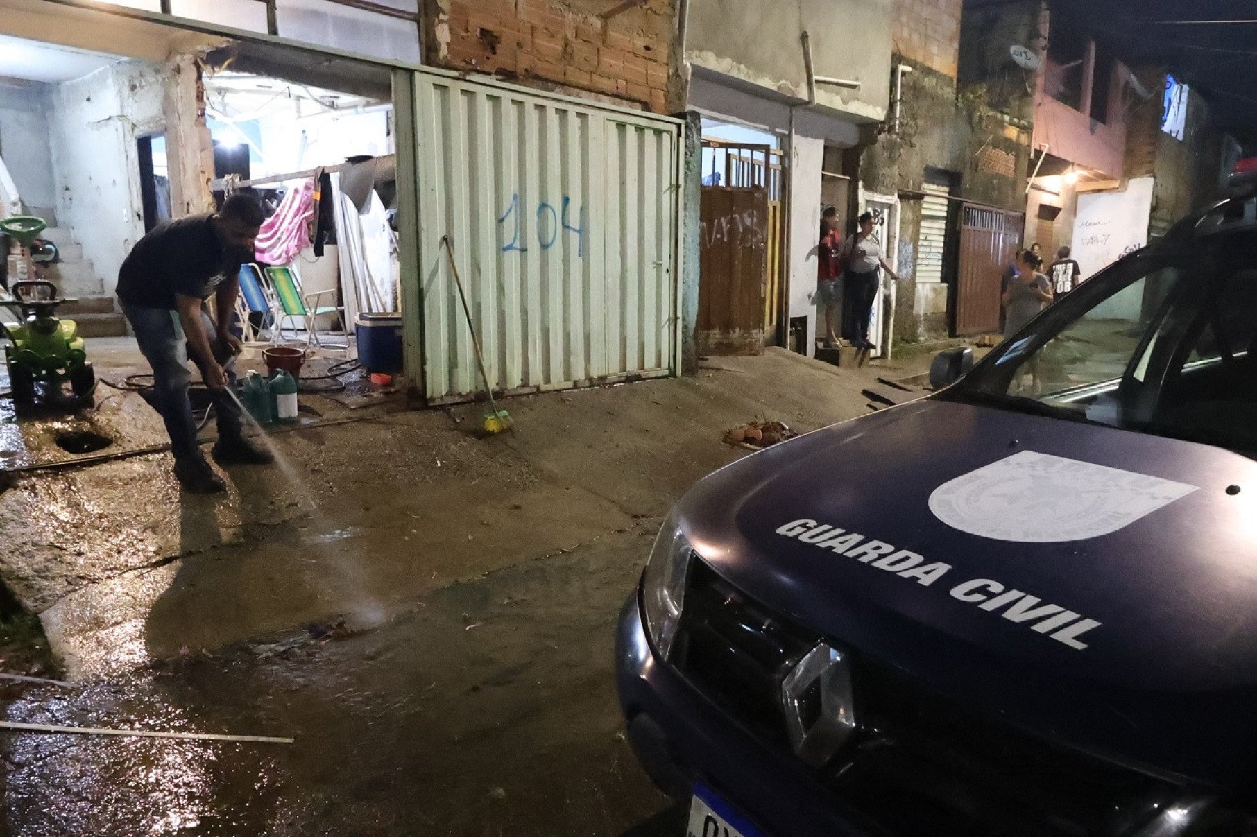 Morador da Vila Samag lava a própria casa após enchente