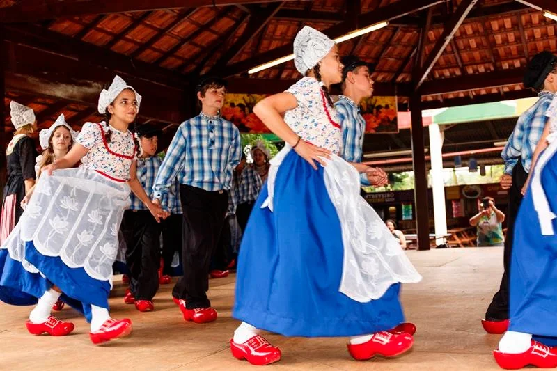E foi esse evento que projetou Holambra como a Capital Nacional das Flores. A Expoflora reúne milhares de espécies de flores, mostras de paisagismo, danças folclóricas holandesas, shows e desfiles de carros alegóricos.