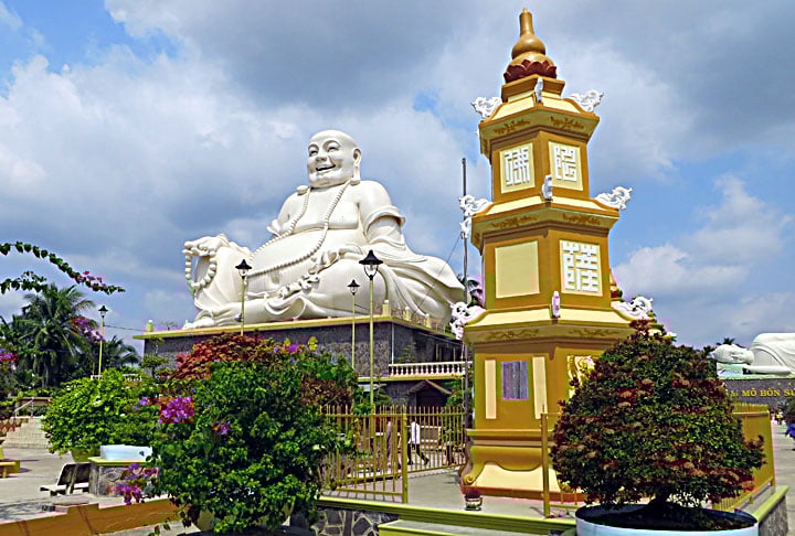 A base da tradição budista é formada pelas Três Joias: o Buda (mestre), o dharma (ensinamentos da Lei do Universo) e a sangha (comunidade budista). -Reprodução do site br.freejpg.com.ar/free
DEZALB