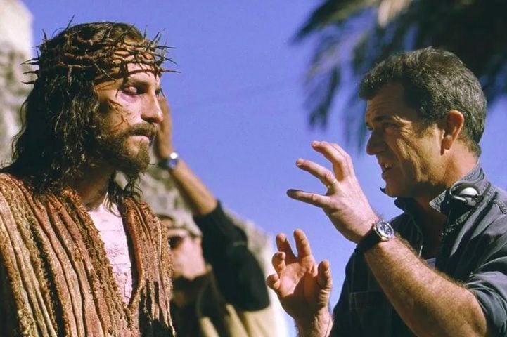 Jim Caviezel, em "A Paixão de Cristo" (2004): O filme, dirigido por Mel Gibson, narra as últimas 12 horas da vida de Jesus, desde sua prisão até sua crucificação, e é conhecido pela intensidade de sua representação visual e emocional.