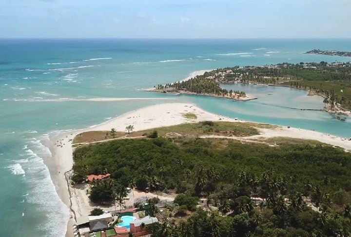 Outro destaque de MaracaÃ­pe Ã© o Pontal de MaracaÃ­pe, onde o rio encontra o mar, formando um ecossistema rico em manguezais.