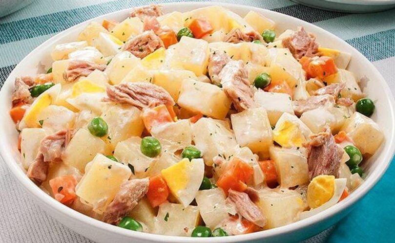 8. Salada de maionese (nota 3,6): Um prato clássico na mesa dos brasileiros, sobretudo acompanhado de um bom churrasco. Geralmente, é feito com batata, cenoura, ervilha, milho, maçã, maionese  e até a polêmica uva-passa. A maionese não conquistou o coração dos votantes de quem votou no portal TasteAtlas.