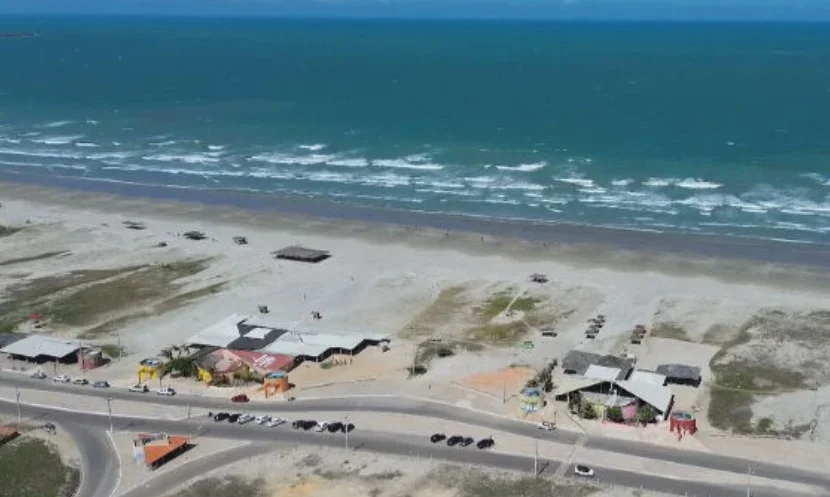 A prefeitura de Luís Correia informou que uma portaria municipal proíbe o trânsito de veículos na praia e que existe fiscalização, com ajuda do ICMBio e da Polícia Militar. Mas, ainda assim, pessoas aproveitam os períodos sem fiscais para burlar as normas.-Reprodução Tv Globo