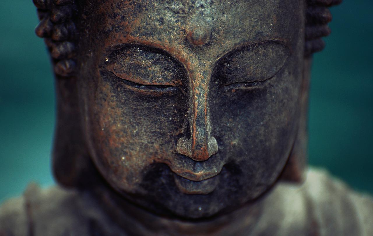 O Budismo é uma religião de base filosófica, não teísta.  Ou seja, se fundamenta nos ensinamentos de Sidarta Gautama, o Buda, sem vinculá-lo a uma forma divina. Não é Deus, mas, sim, um homem iluminado. -helena pixabay