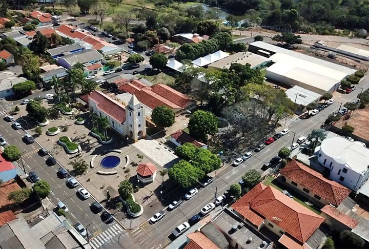 A segunda posição é do distrito de Borá, em São Paulo, que acomoda 907 moradores e se encontra em uma altitude de 450 metros. Além disso fica localizada no Oeste paulista, 520 quilômetros de distância da capital.