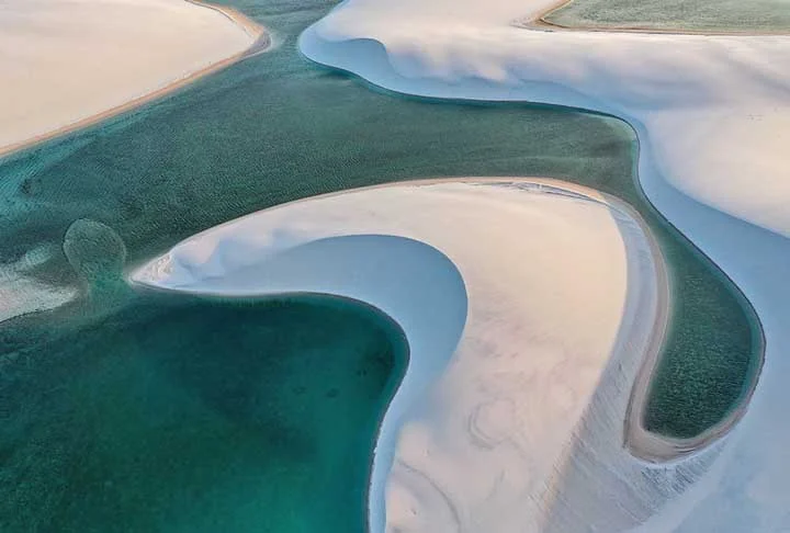 Inserido no bioma costeiro marinho e cerrado, o parque é um exponente dos ecossistemas de mangue, restinga e dunas, associando ventos fortes e chuvas regulares. Sua grande beleza cênica, aliada aos passeios de ecoturismo pelos campos de dunas e à possibilidade de banhar-se nas lagoas e observação do céu noturno, atraem turistas de todo o mundo.