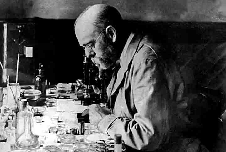 ROBERT KOCH:  bacteriologista alemão considerado um dos fundadores da microbiologia moderna. Sua importância para a biologia reside principalmente em suas descobertas sobre a etiologia das doenças infecciosas e o desenvolvimento dos postulados de Koch, que estabeleceram critérios científicos para associar um microrganismo específico a uma doença específica.