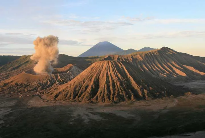 Sendo assim, é a única área protegida da Indonésia que tem dunas, o chamado "Mar de Areia", a caldeira de um antigo vulcão na qual irromperam cinco novos cones vulcânicos — o Bromo (2 329 m), o Kursi (2 581 m), o Watangan (2 661 m) o Widodaren (2 650 m) e Batok (2 470 m).