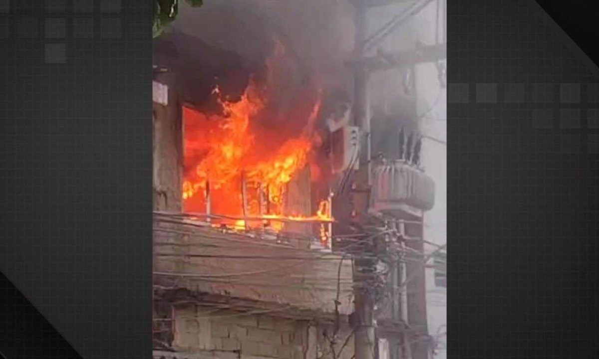 Imóvel em chamas em Belford Roxo, no Rio de Janeiro -  (crédito: reprodução/redes sociais)