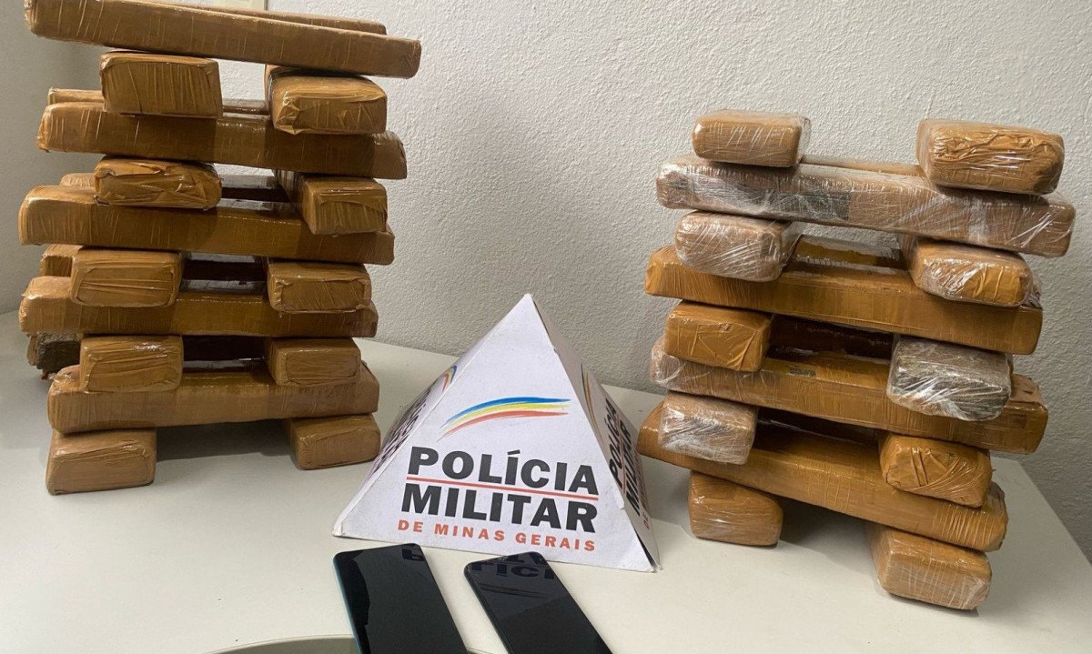 A droga foi encontrada no porta-malas do veículo, que estava rebaixado -  (crédito: PMMG/Divulgação)