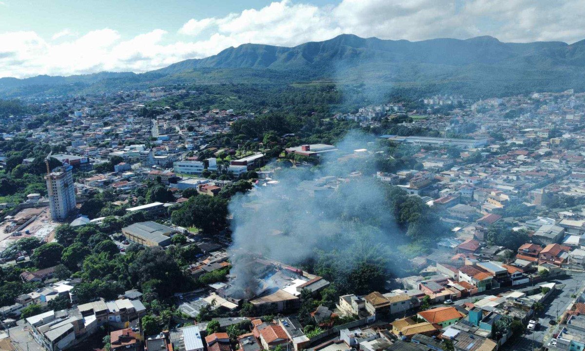 As chamas atingem galp&atilde;o de reciclados no bairro Miramar, no Barreiro, em Belo Horizonte -  (crédito: Leandro Couri/EM/D.A. Press)