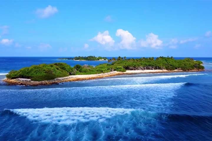O país é formado por 1190 ilhas, com praias, lagoas e recifes. Em virtude das paisagens belíssimas, se tornou um destino turístico extremamente requisitado no mundo.