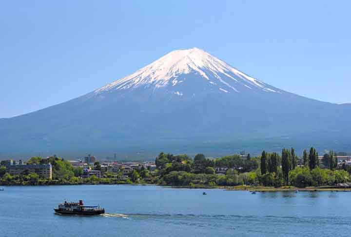 Foi designado patrimÃŽnio mundial e influenciou as sensibilidades, artes e ofÃ­cios do povo japonÃªs desde os tempos antigos. O Monte Fuji Ã© cercado por um belo ambiente natural e fontes termais de qualidade, alÃ©m de histÃ³ria, cultura e delÃ­cias epicuristas. 