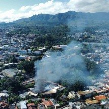 Incêndio consome galpão na Região do Barreiro em BH - Leandro Couri/EM/D.A. Press