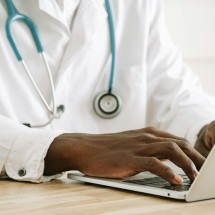 Inteligência artificial pode auxiliar na busca por longevidade? - FreePik