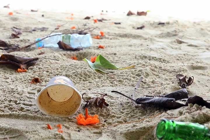 Apesar de ser conhecido pelas belezas naturais, o paÃ­s tambÃ©m apresenta um lado obscuro. A apenas oito quilÃŽmetros da capital MalÃ©, Thilafushi Ã© considerada a maior ilha de lixo do Oceano Ãndico. 