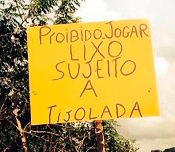 "Proibido jogar lixo. Sujeito a tijolada" - Melhor não arriscar, não é mesmo?