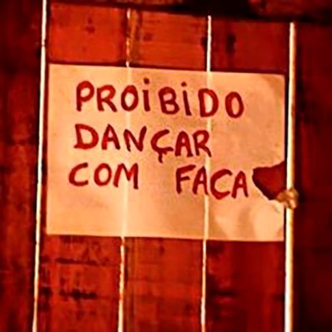 "Proibido dançar com faca" - Que ambiente é esse?