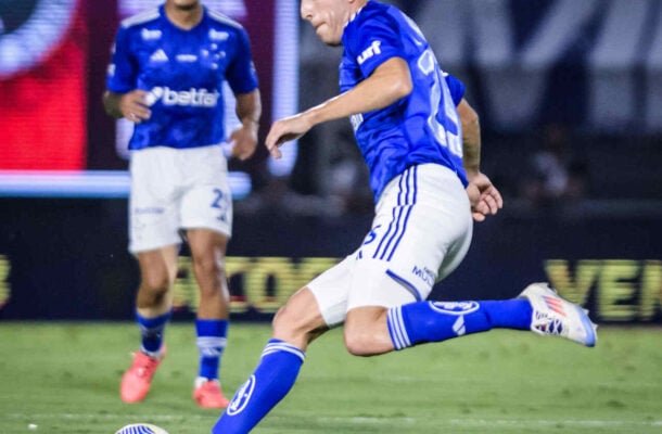 VILLALBA - Como armador, fazia uma cobertura ineficiente, ficou mais preso na defesa e falhou em alguns posicionamentos. Quando recebeu a bola, tinha boas soluções, mas sempre apoiando pouco. NOTA 5,0. Foto: Gustavo Aleixo/Cruzeiro